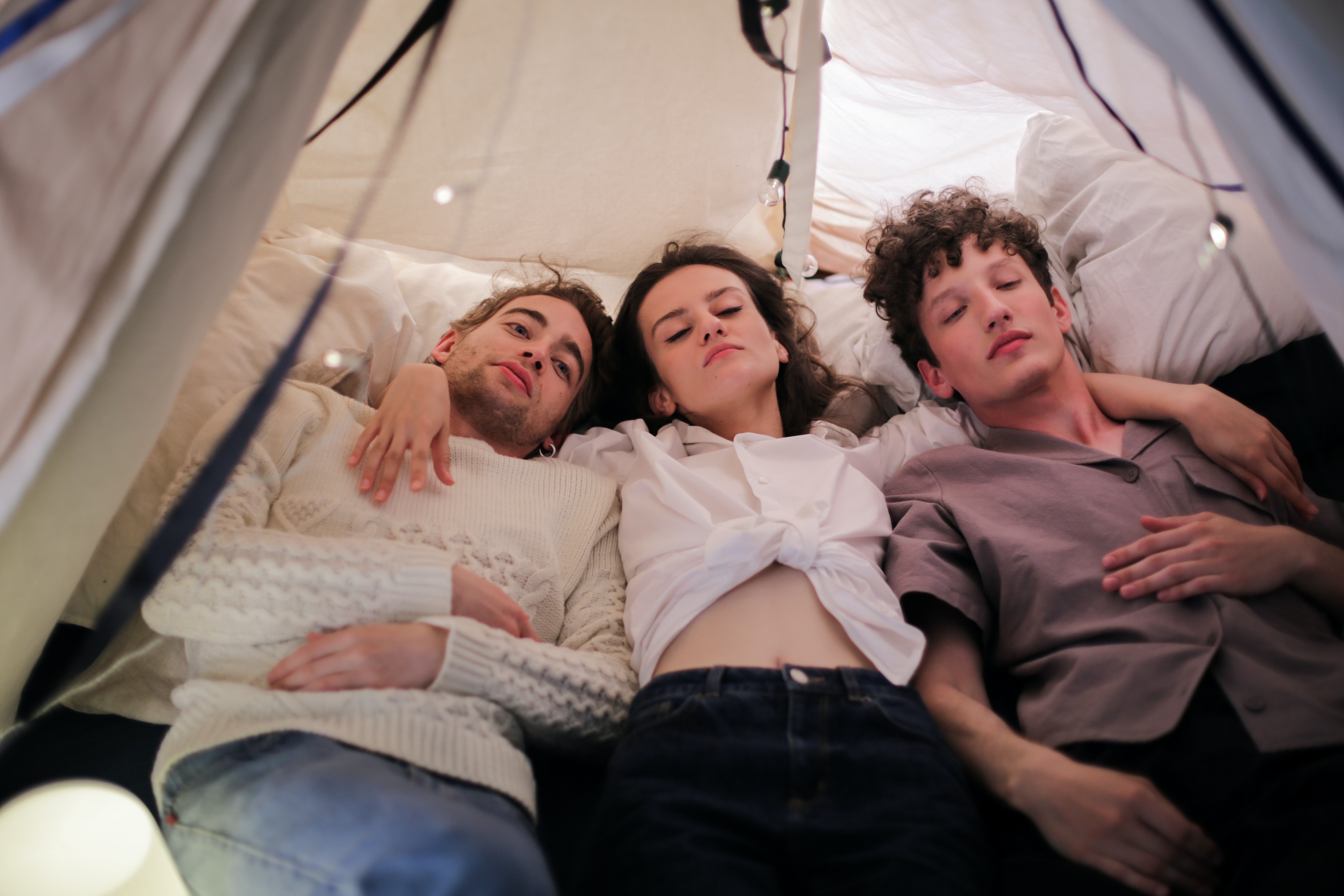 Hayatın Her Anında Neden 1 Kadın, 2 Erkek Aşk Üçgeniyle Karşılaşıyoruz ?